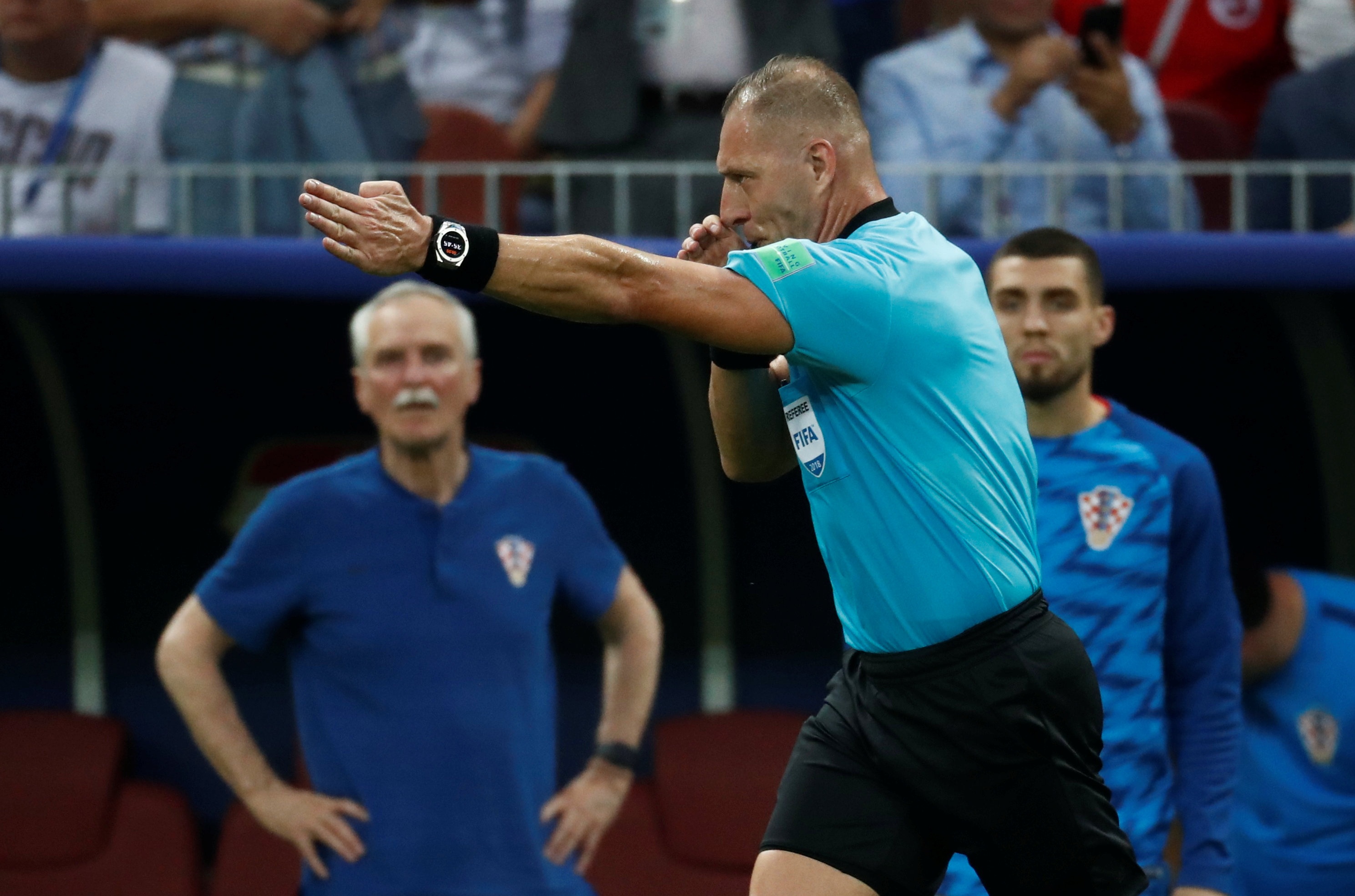 Tinh huong Perisic de bong cham tay anh 5