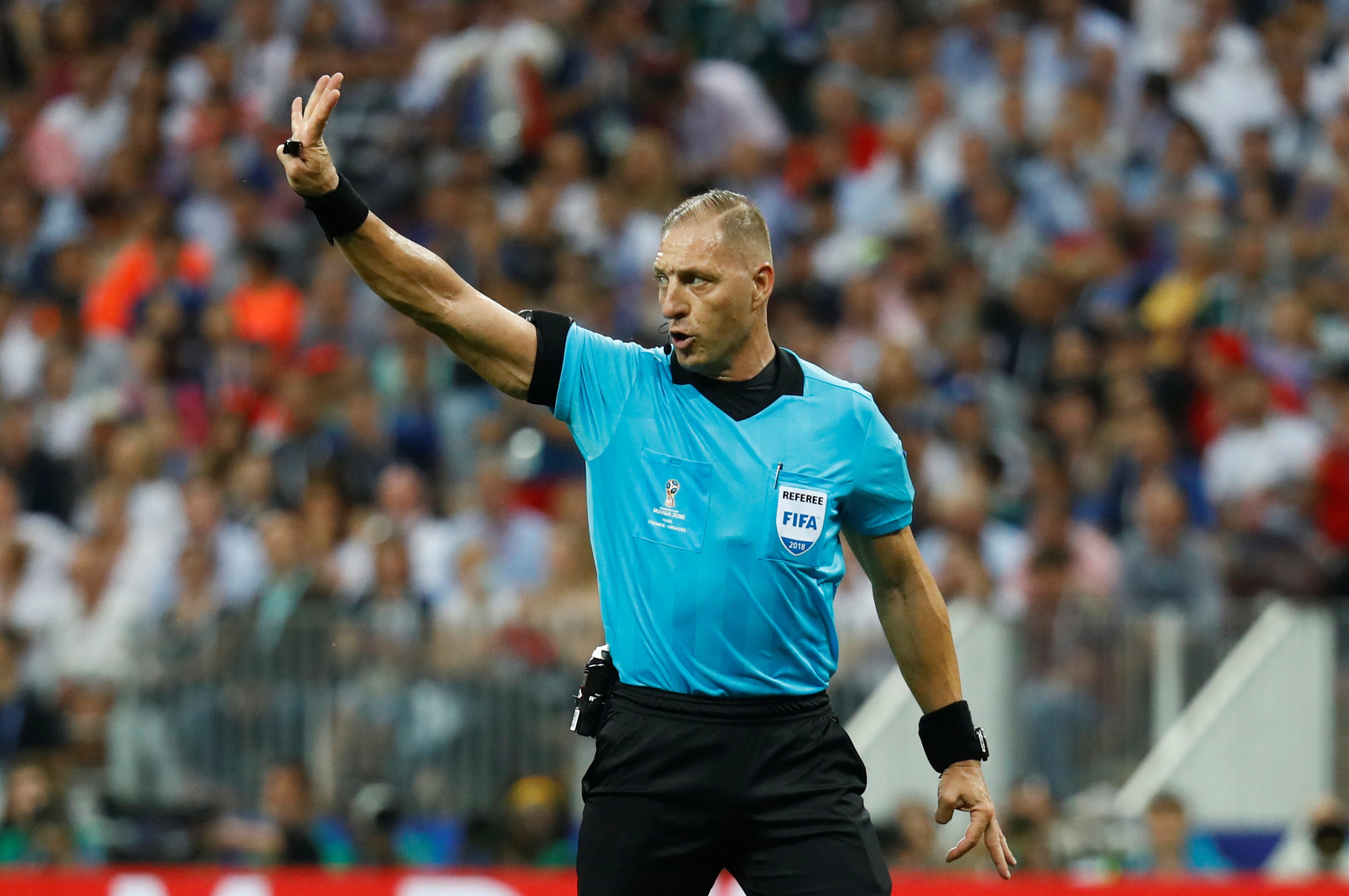 Tinh huong Perisic de bong cham tay anh 7