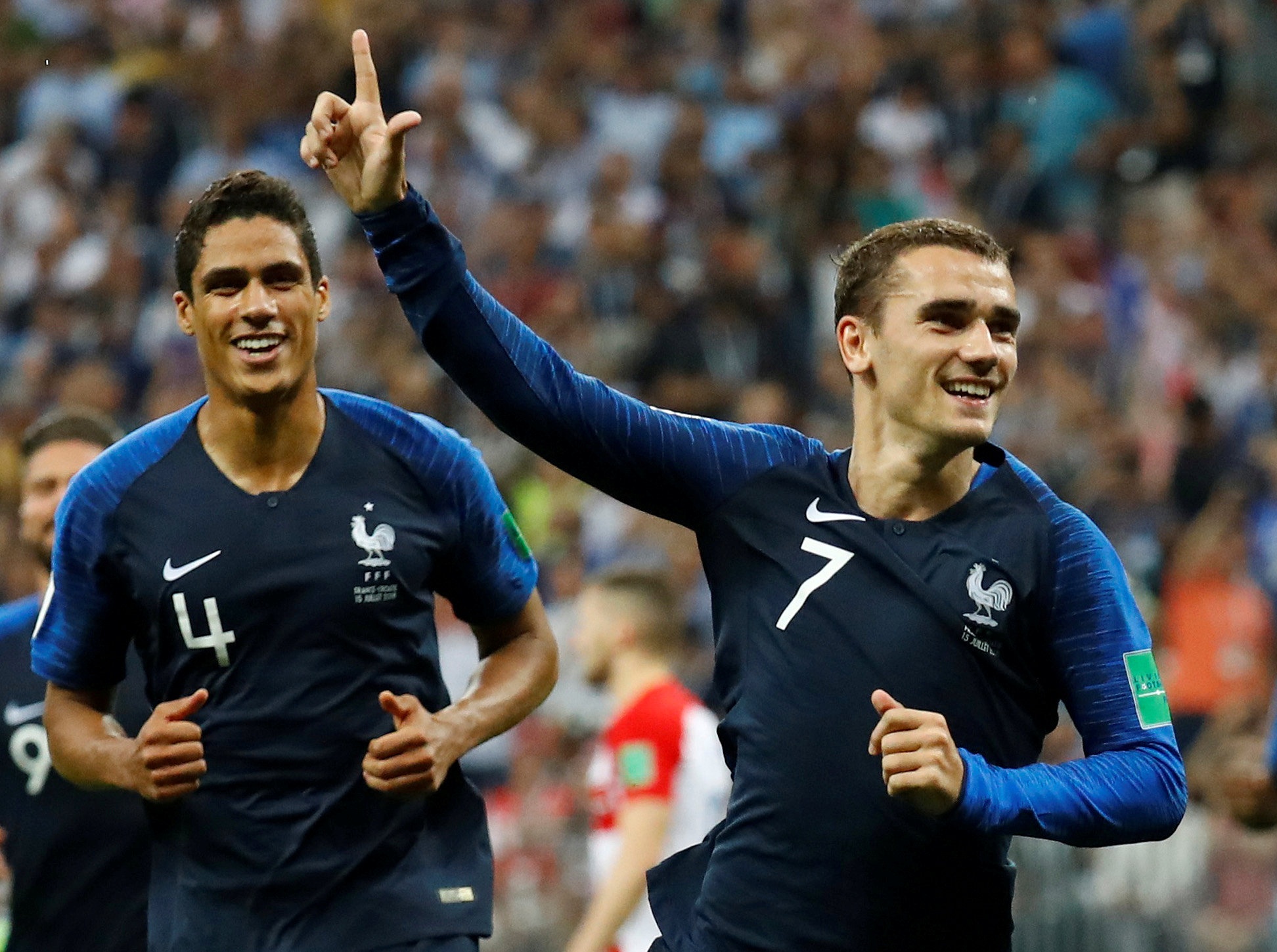 Tinh huong Perisic de bong cham tay anh 8