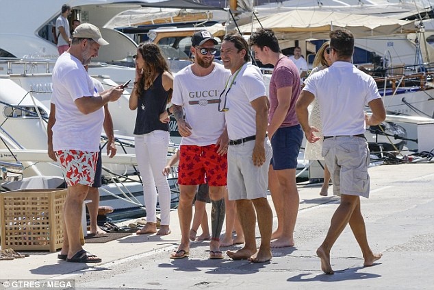 Messi len du thuyen nghi mat cung gia dinh anh 9