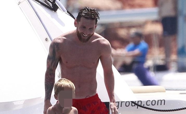 Bo lai noi buon World Cup, Messi len du thuyen nghi mat cung gia dinh hinh anh