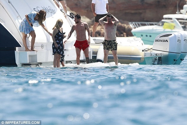 Messi len du thuyen nghi mat cung gia dinh anh 2