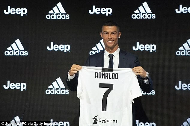 Matuidi treu dua Ronaldo anh 1