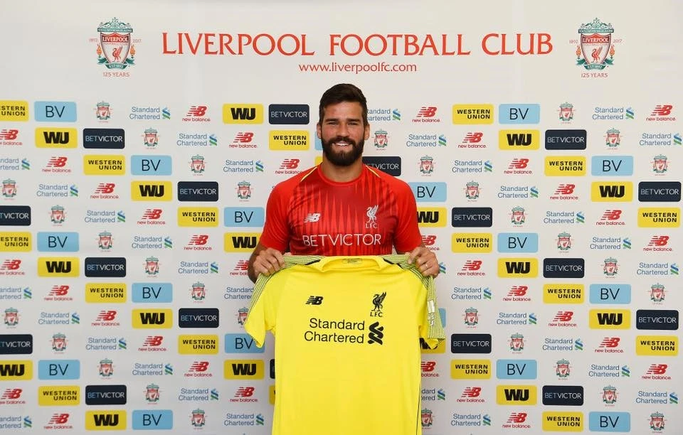 Liverpool tu choi mua Alisson voi gia 4 trieu anh 1