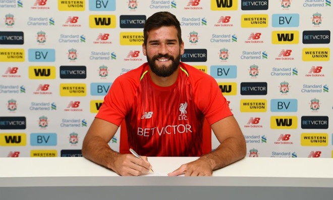 Liverpool tu choi mua Alisson voi gia 4 trieu bang nam 2015 hinh anh