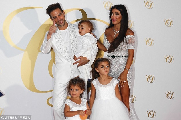 Kante cuoi nguong nghiu du le ky niem cua Fabregas anh 4