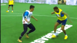 Neymar pham loi voi cau be khi bi cuop bong hinh anh