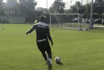 Balotelli bieu dien ky thuat tren san tap trong thoi gian that nghiep hinh anh