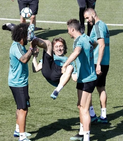 Dan sao Real tram ngam trong buoi tap vang Ronaldo anh 8