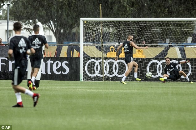 Dan sao Real tram ngam trong buoi tap vang Ronaldo anh 2