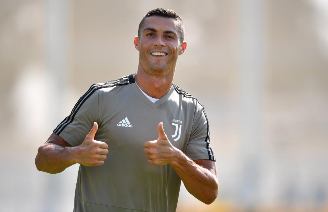 Ronaldo bieu dien ky thuat dieu da tren san tap hinh anh