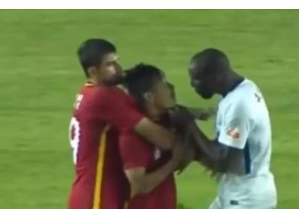 Demba Ba xach co cau thu Trung Quoc vi bi phan biet chung toc hinh anh