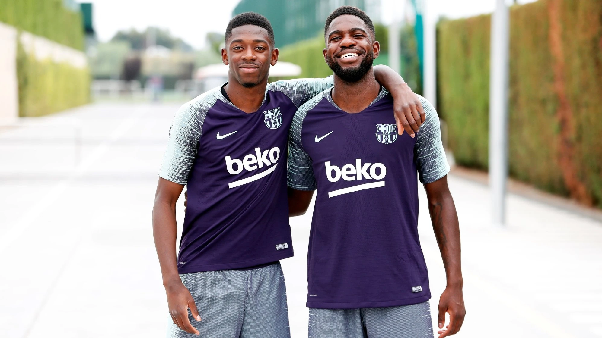 Vidal lam than voi Messi trong buoi tap dau tien anh 9