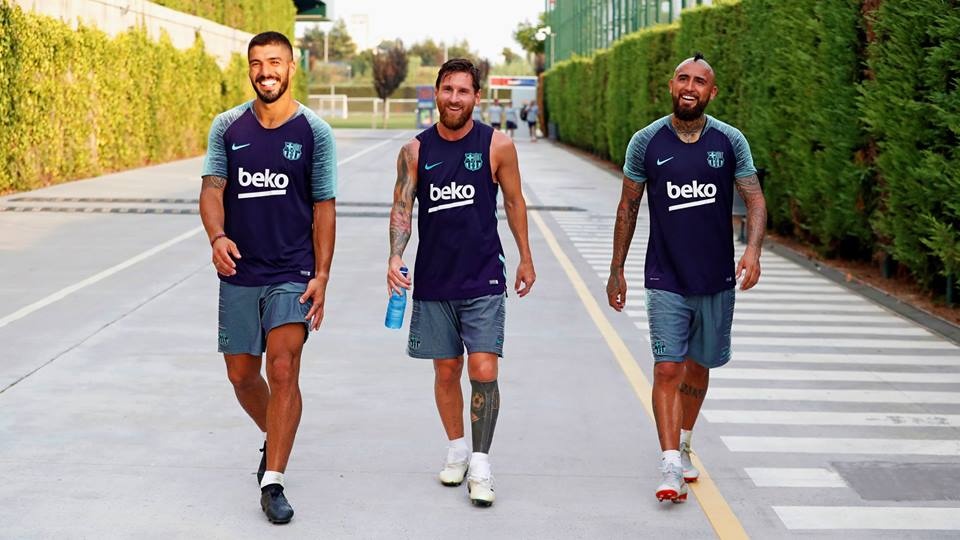 Vidal lam than voi Messi trong buoi tap dau tien anh 1