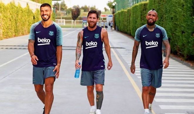 Vidal lam than voi Messi trong buoi tap dau tien hinh anh