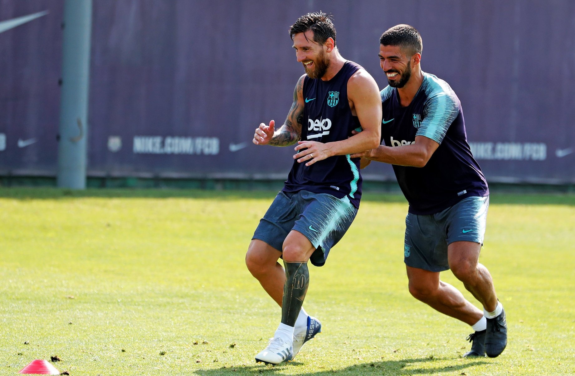 Vidal lam than voi Messi trong buoi tap dau tien anh 2