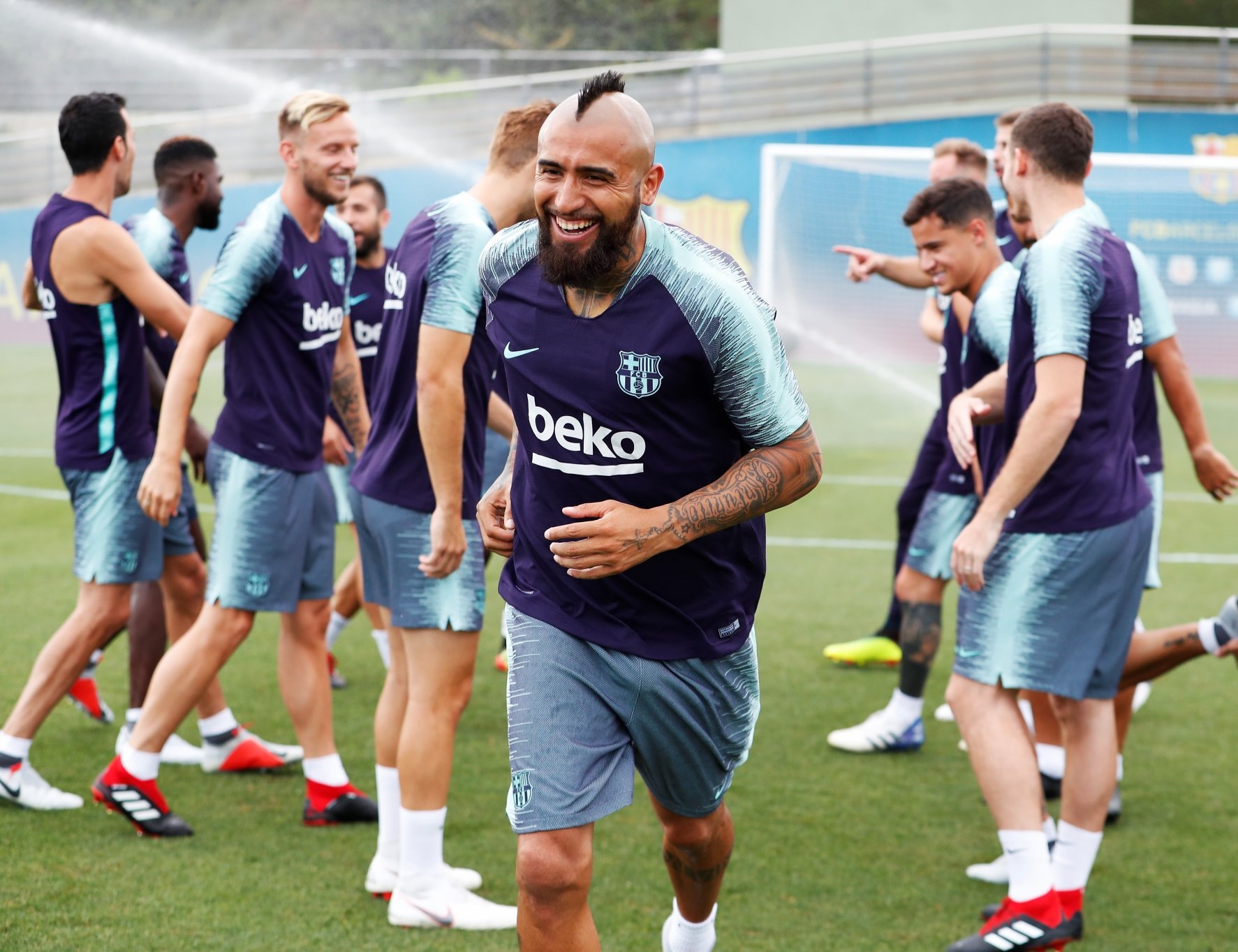 Vidal lam than voi Messi trong buoi tap dau tien anh 3