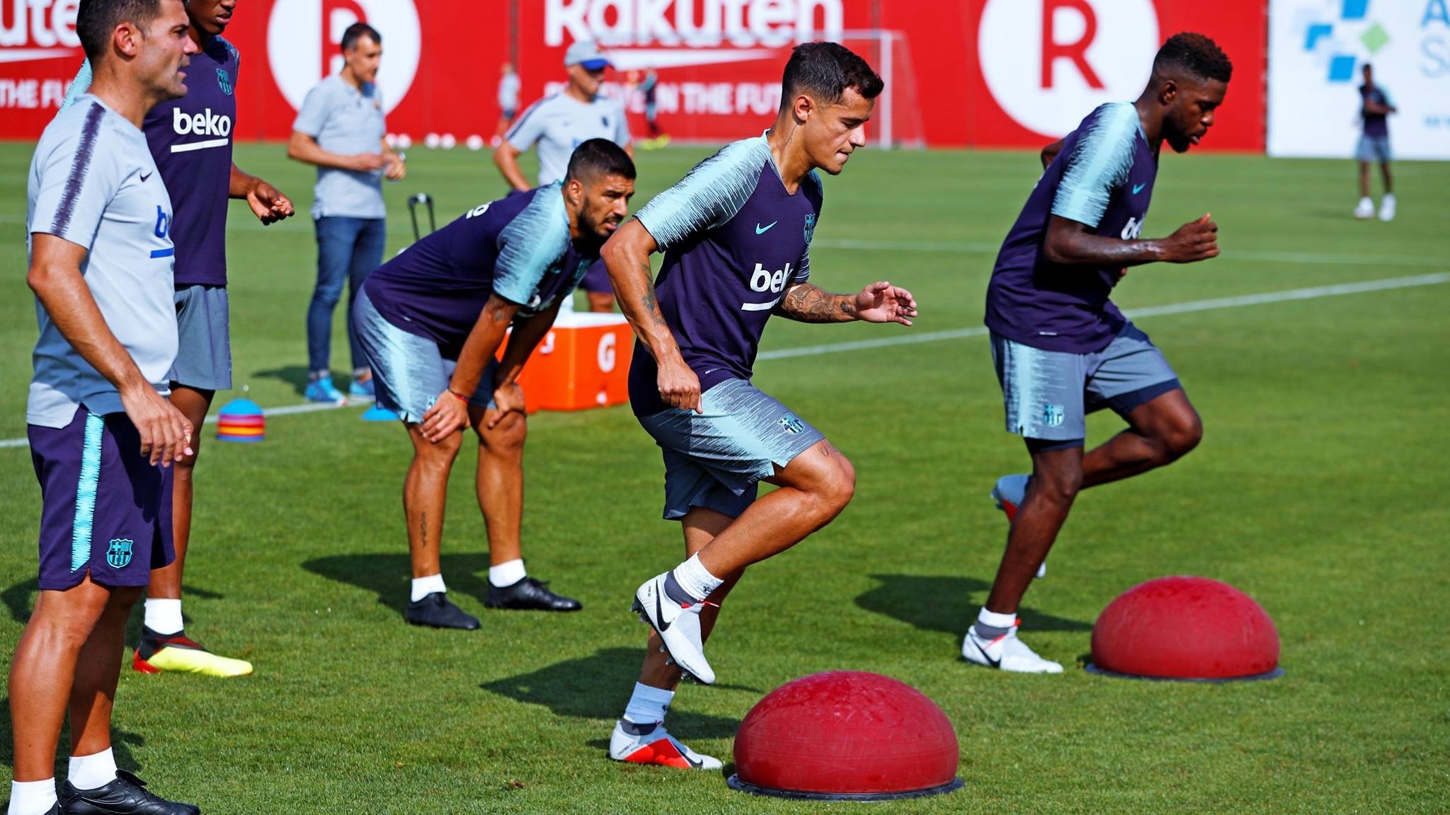 Vidal lam than voi Messi trong buoi tap dau tien anh 4