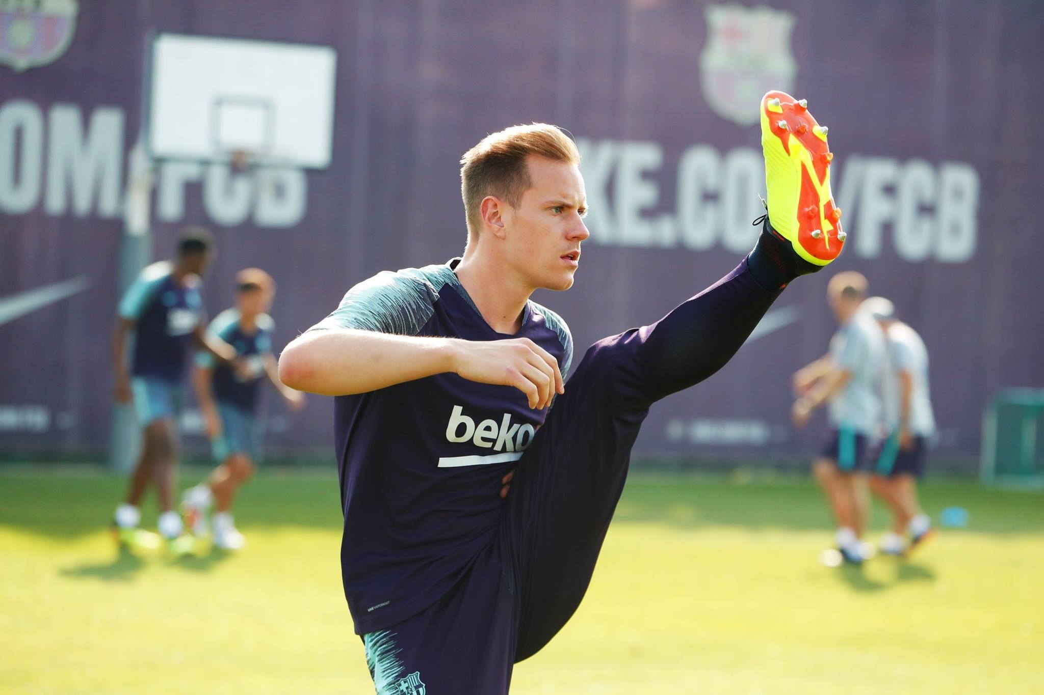 Vidal lam than voi Messi trong buoi tap dau tien anh 5