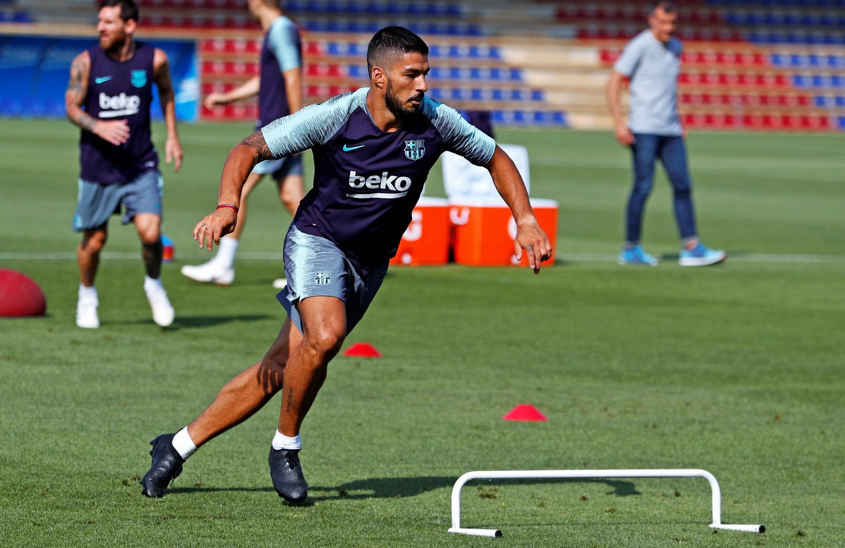 Vidal lam than voi Messi trong buoi tap dau tien anh 6