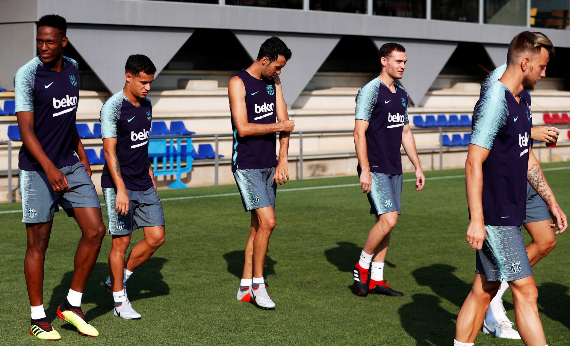 Vidal lam than voi Messi trong buoi tap dau tien anh 7