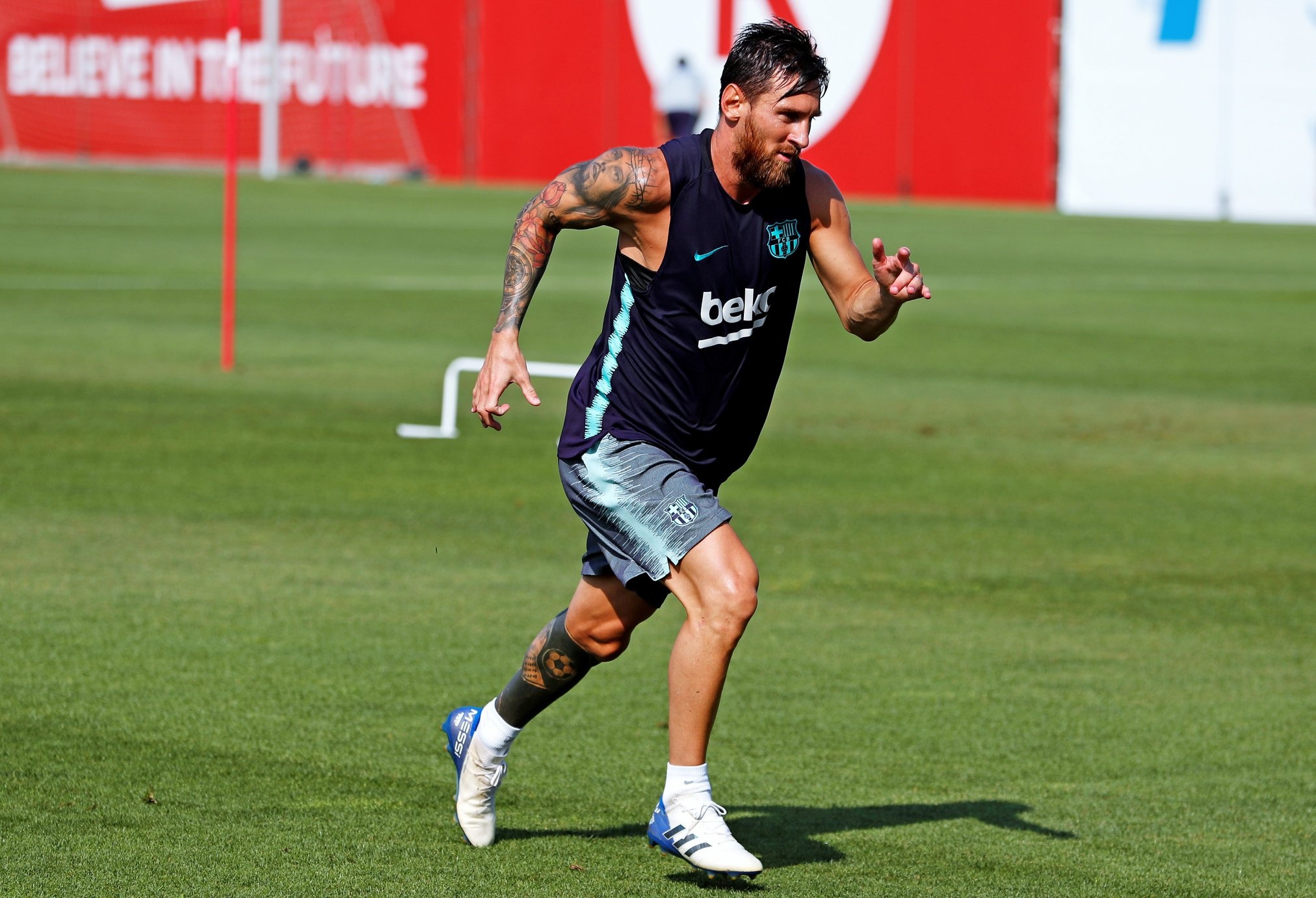 Vidal lam than voi Messi trong buoi tap dau tien anh 8