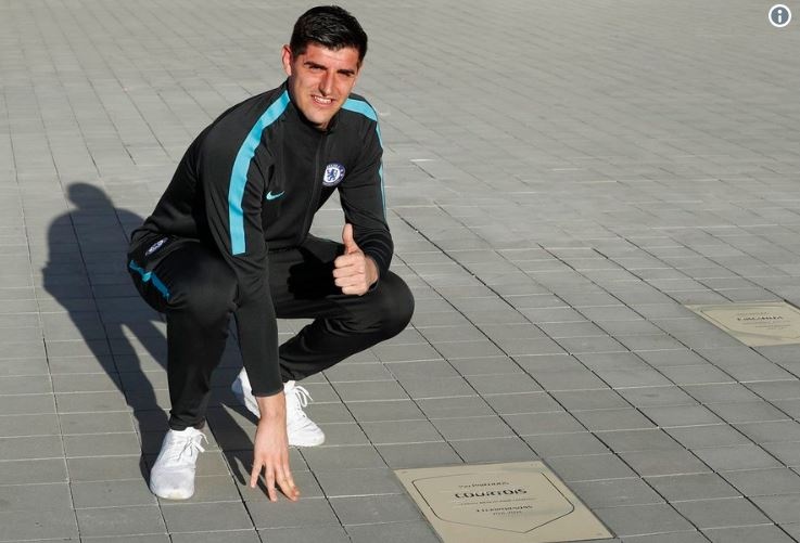 CDV chao don Courtois bang chuot anh 2