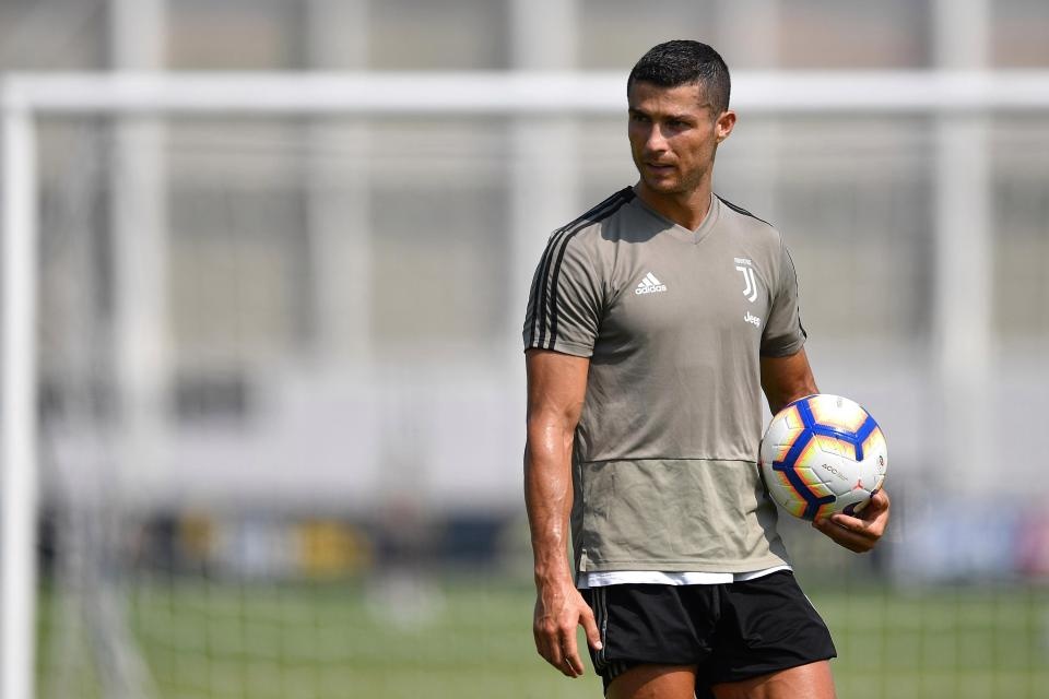 Ronaldo ra mat o tran dau voi doi tre Juventus anh 1