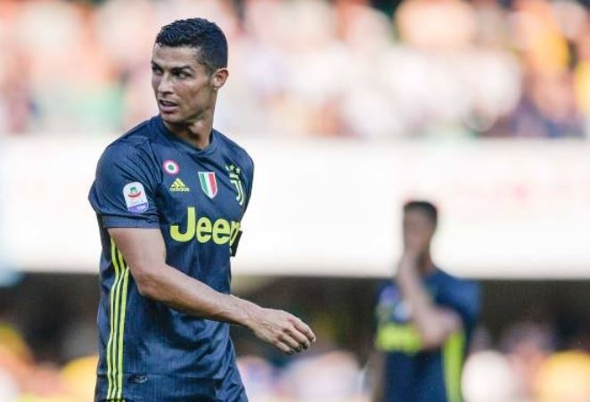 Ronaldo lam thu mon doi phuong bat tinh sau pha va cham hinh anh