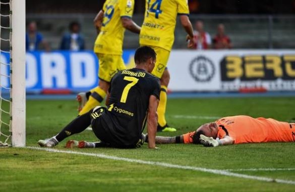 Ronaldo lam thu mon doi phuong bat tinh anh 5