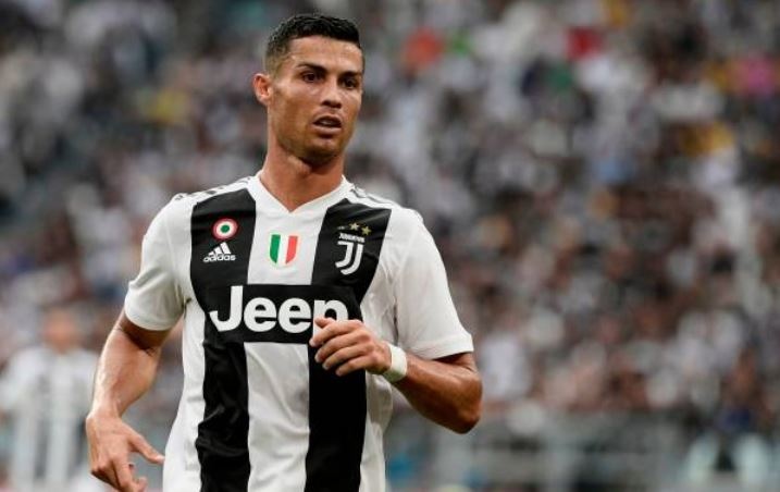 Juventus 2-0 Lazio: Ronaldo bo lo truoc khung thanh trong hinh anh