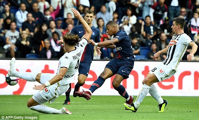 Mbappe ghi ban va kien tao anh 5