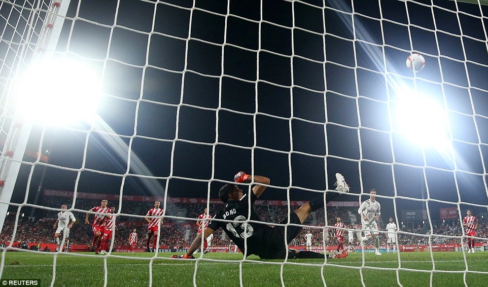 Courtois ngoi du bi o Real anh 5