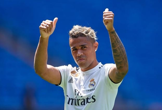 Tan binh so 7 khoa moi ban gai trong ngay ra mat anh 5