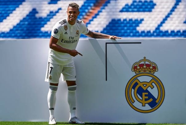 Tan binh so 7 khoa moi ban gai trong ngay ra mat anh 7