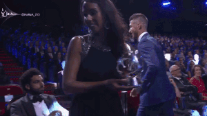 Salah lam ngo khi Ramos nhan giai hau ve hay nhat nam hinh anh