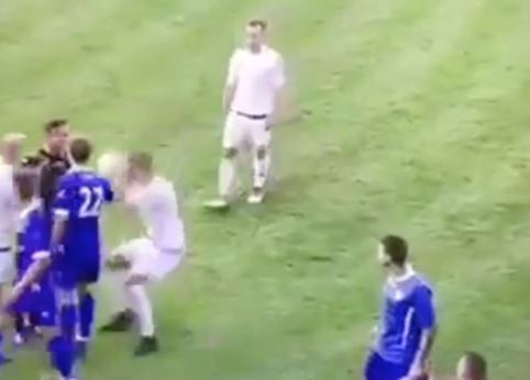 Cau thu Ba Lan tu cam bong dap vao dau roi lan ra an va hinh anh