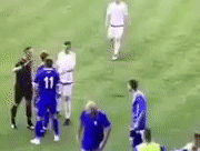 Cau thu tu bat bong dap vao dau roi lan ra an va hinh anh