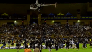 Doi bong My rai tien xuong san, hang tram CDV thi nhau nhat hinh anh