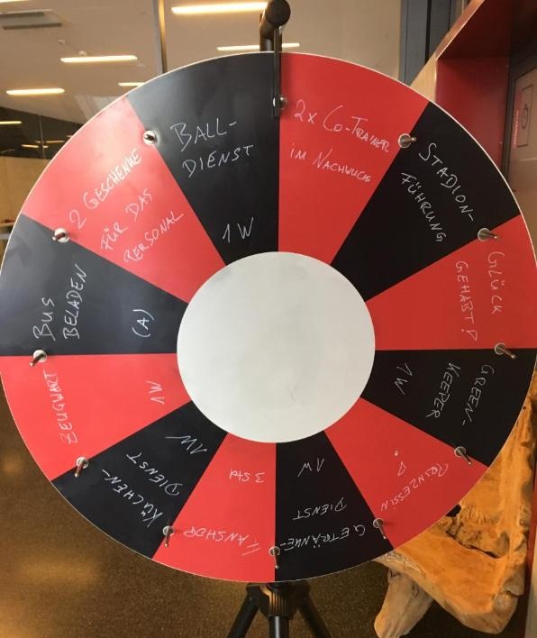 CLB Duc dung vong quay may man phat cau thu anh 1