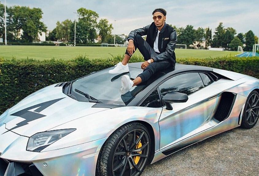 Thu choi xe cong suat lon cua Ronaldo va cac sao bong da hinh anh