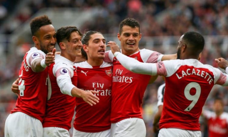 Arsenal vuot mat Man Utd sau tran thang 2-0 hinh anh