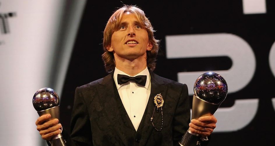 Luka Modric cham dut ky nguyen thong tri cua Ronaldo, Messi hinh anh