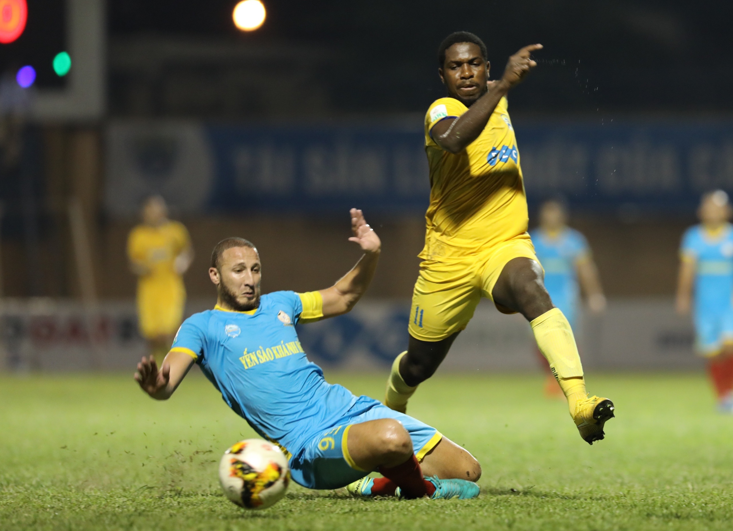 CLB Can Tho va Nam Dinh tranh ve play-off anh 1