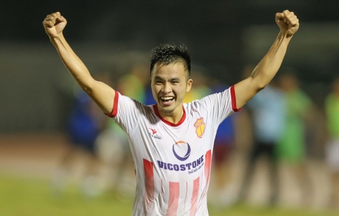 Danh bai Ha Noi B o loat luan luu, CLB Nam Dinh gianh ve tru hang hinh anh