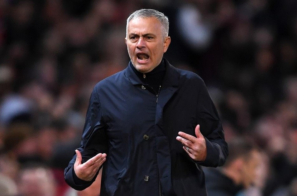 HLV Mourinho noi gi voi cau thu MU o gio nghi giua hiep? hinh anh