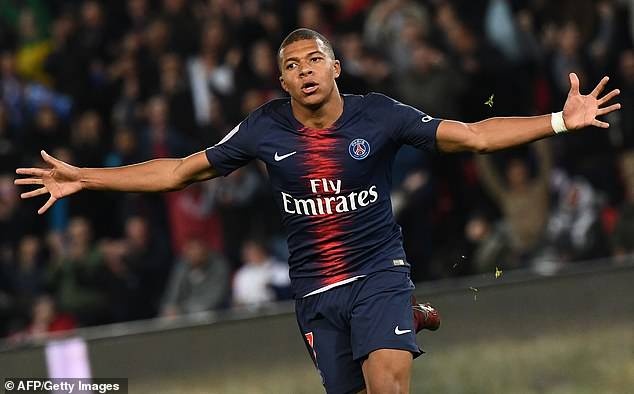 Mbappe di vao lich su sau cu poker trong 13 phut hinh anh