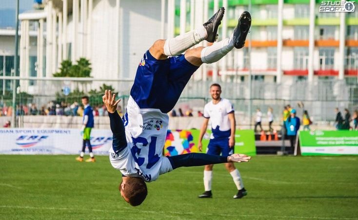 Cu penalty 'lon cau vong' tren san co nuoc Nga hinh anh