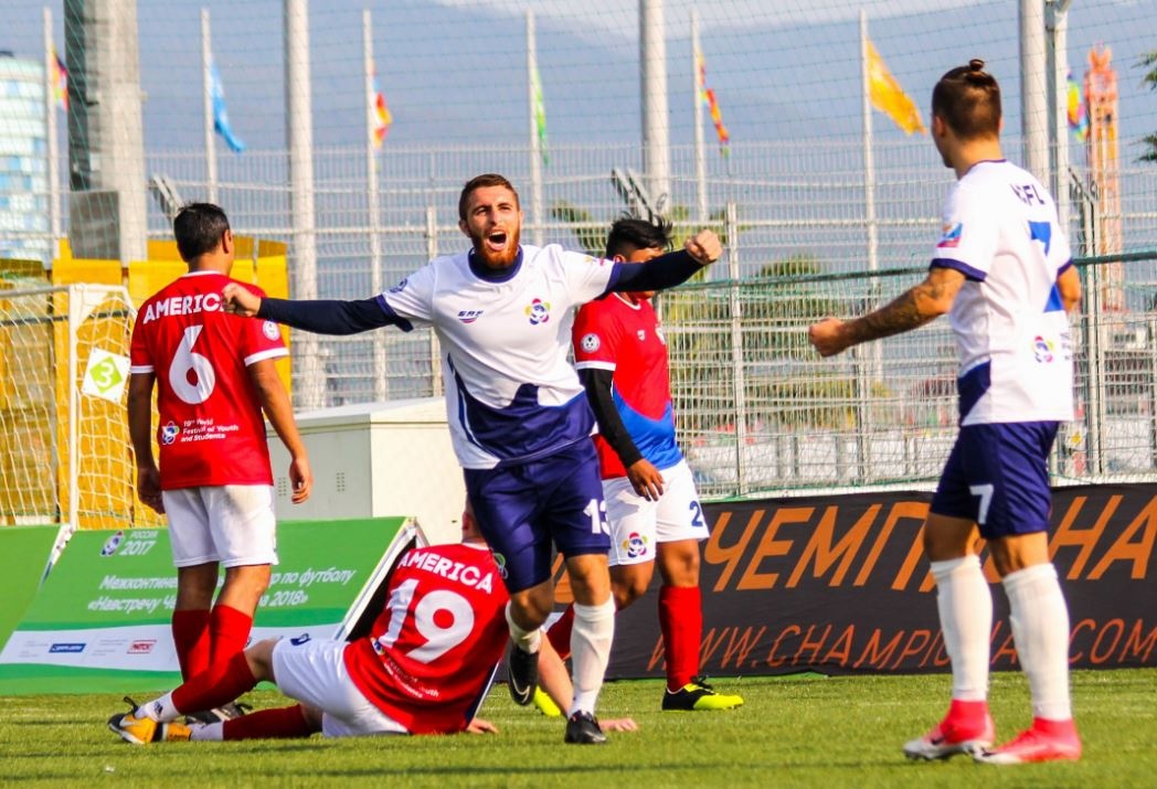Cau thu U21 da penalty 'lon cau vong' anh 1
