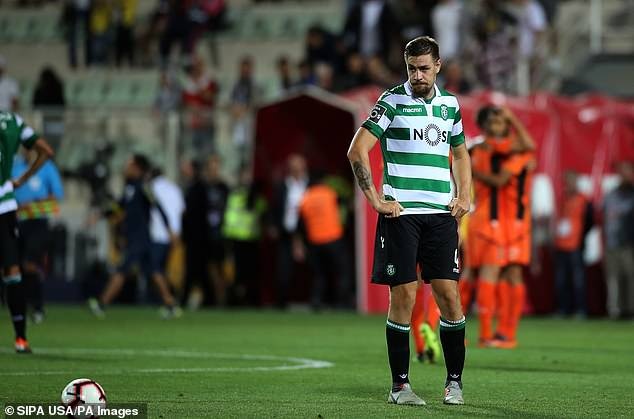 Cầu thủ cứu đồng đội nuốt lưỡi ảnh 2 Cau thu cuu dong doi nuot luoi anh 2